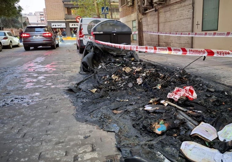 Un fuego intencionado en varios contenedores quema cuatro coches en el centro de Badajoz