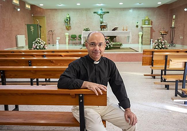 El nuevo párroco de Badajoz, en su templo.