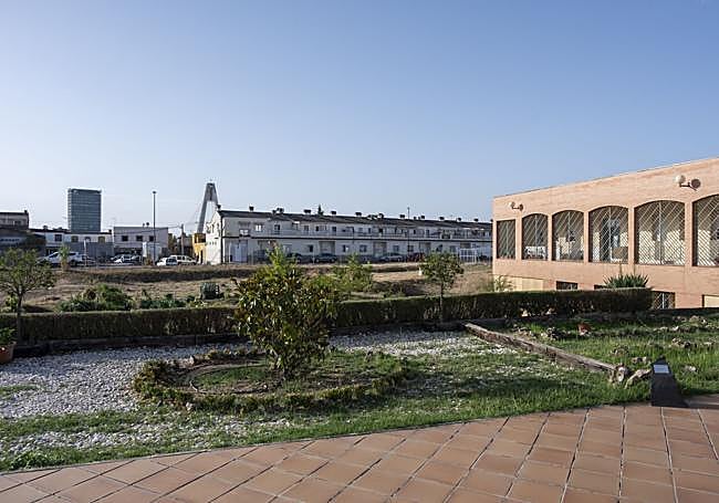 El proyecto inicial de la parroquia contemplaba una iglesia en este espacio central que aún no se ha levantado.
