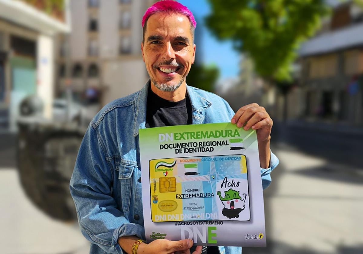 Fernando Sembrador muestra uno de los diseños de este DNE.