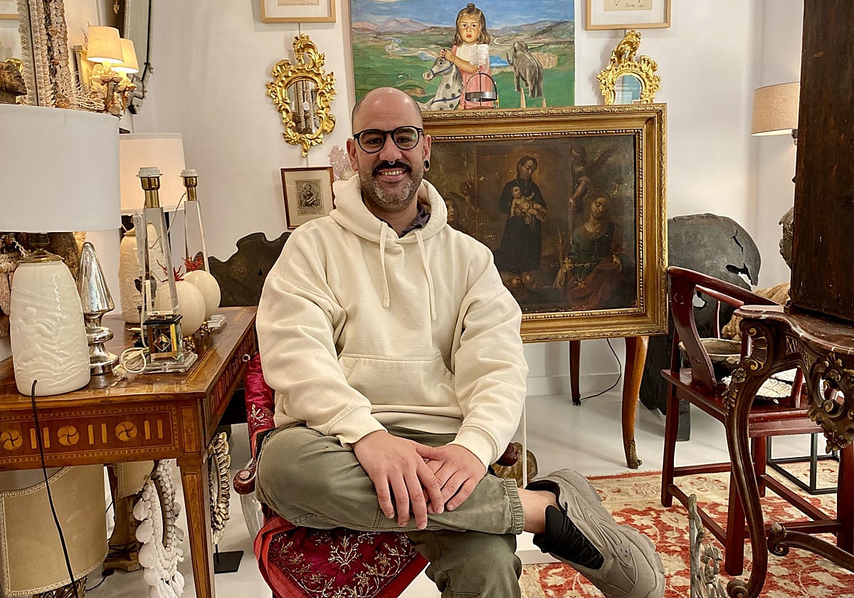 Juan Miguel Arroyo en el interior de su tienda de antigüedades, que está a punto de abrir sus puertas en la calle Donoso Cortés de Cáceres.