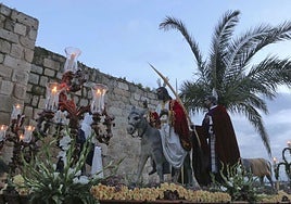 Paso de La Burrita, de la Cofradía Infantil, junto a la Alcazaba, en un Domingo de Ramos.