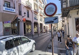 Acceso a la calle San Antón de Cáceres desde la avenida de España.