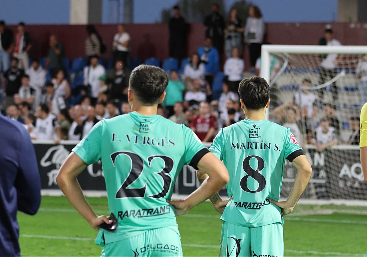 Vergés y Martín Solar acudiendo a saludar a los aficionados desplazados a Salamanca.