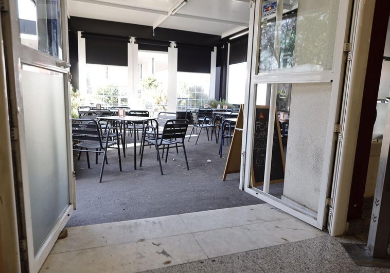 Dos ladrones roban 10.000 euros en un restaurante de Badajoz tras reventar varias máquinas con un hacha