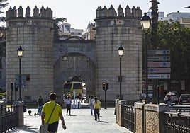 Luces de Navidad, colocadas en la céntrica calle Prim de Badajoz.