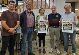 Miembros de la Asociación Xerez Equitum, con los carteles de las jornadas.