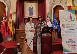 Diana Avendaño, miembro de la Asociación Española de Cáncer de Mama Metastásico, junto a la concejala Elena Salgado, durante la lectura de un manifiesto en el Ayuntamiento de Badajoz.