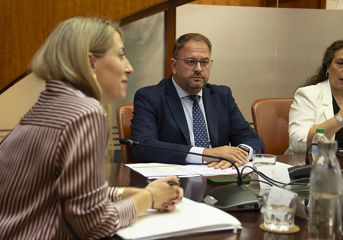 Guardiola, Osuna, y Yáñez, primera teniente de alcalde emeritense, en la reunión esta mañana en Presidencia de la Junta.
