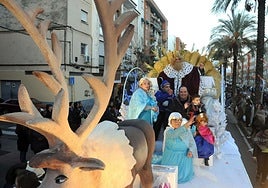 Cabalgata del rey Melchor en una tarde-noche del 5 de enero.