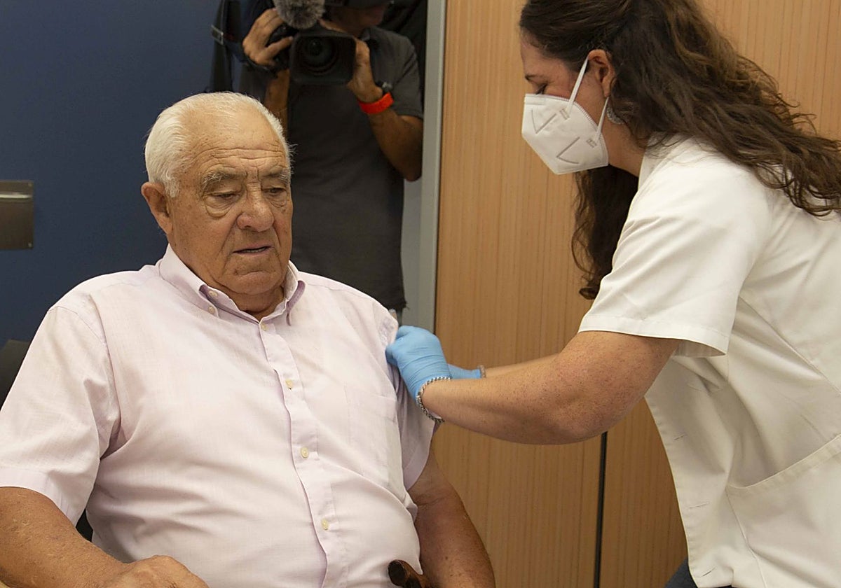 Una enfermera vacuna contra la gripe a un hombre contra en el centro de salud Mérida Norte este martes, 14 de febrero