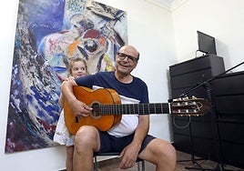 El guitarrista Miguel Vargas con una nieta.