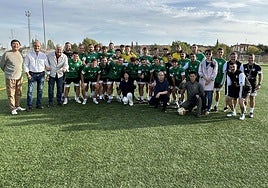 Los representantes de la Fundación Lumbini posan con los jugadores del Cacereño.