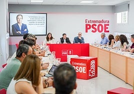 La ejecutiva regional del PSOE volvió a recordar la figura de Fernández Vara.