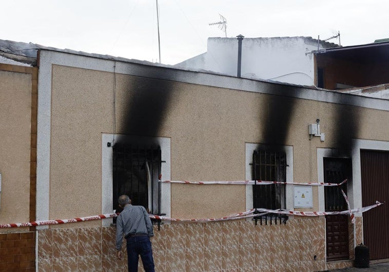 Ingresa en la UCI el hombre trasladado crítico tras el incendio de su casa en Badajoz