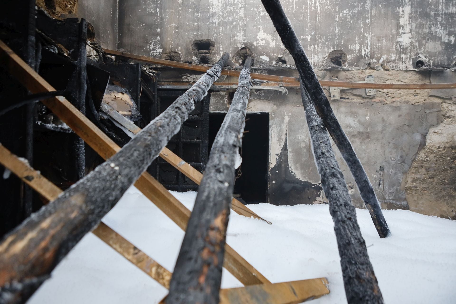 Así ha quedado la vivienda tras el incendio registrado esta madrugada en Badajoz