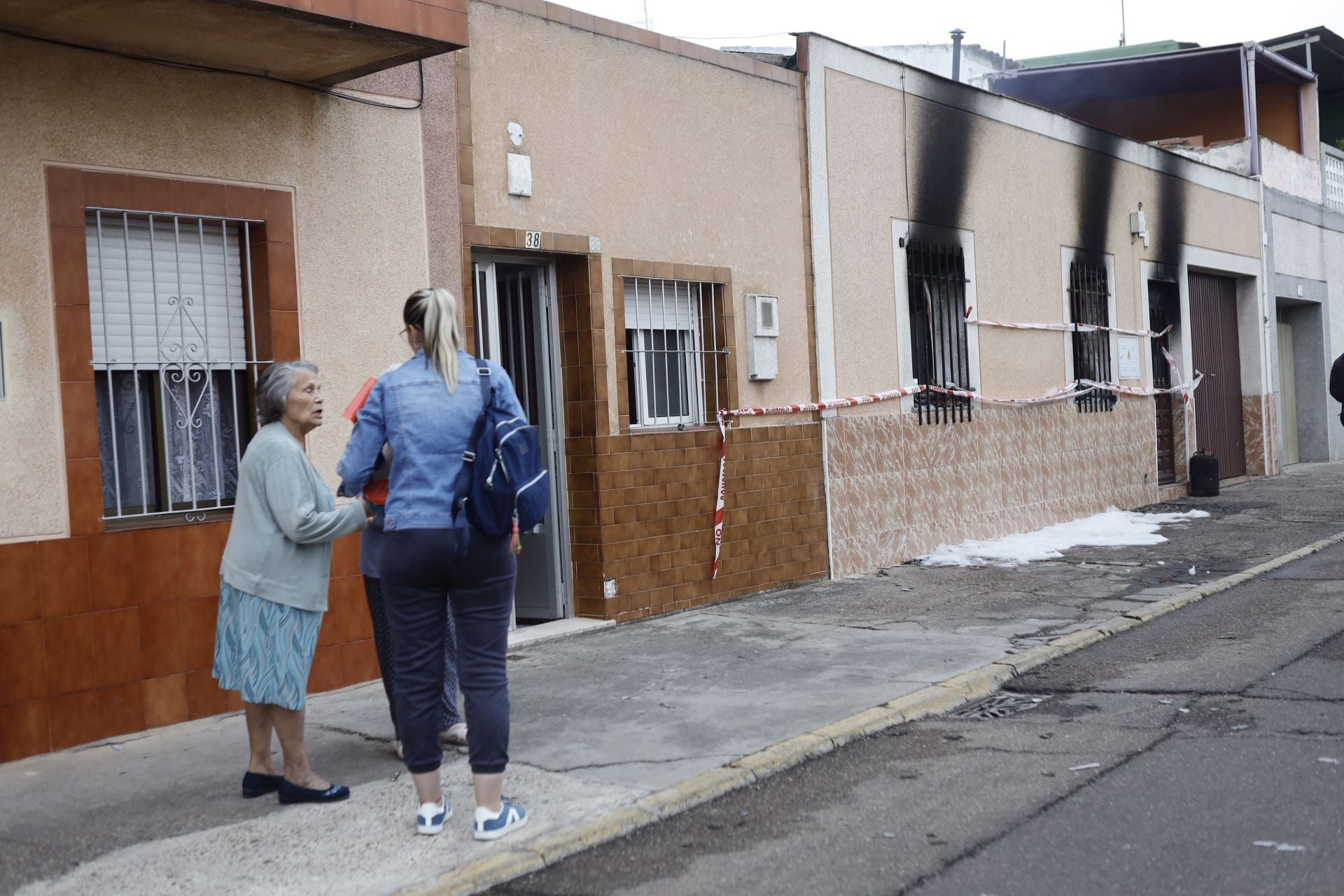 Así ha quedado la vivienda tras el incendio registrado esta madrugada en Badajoz