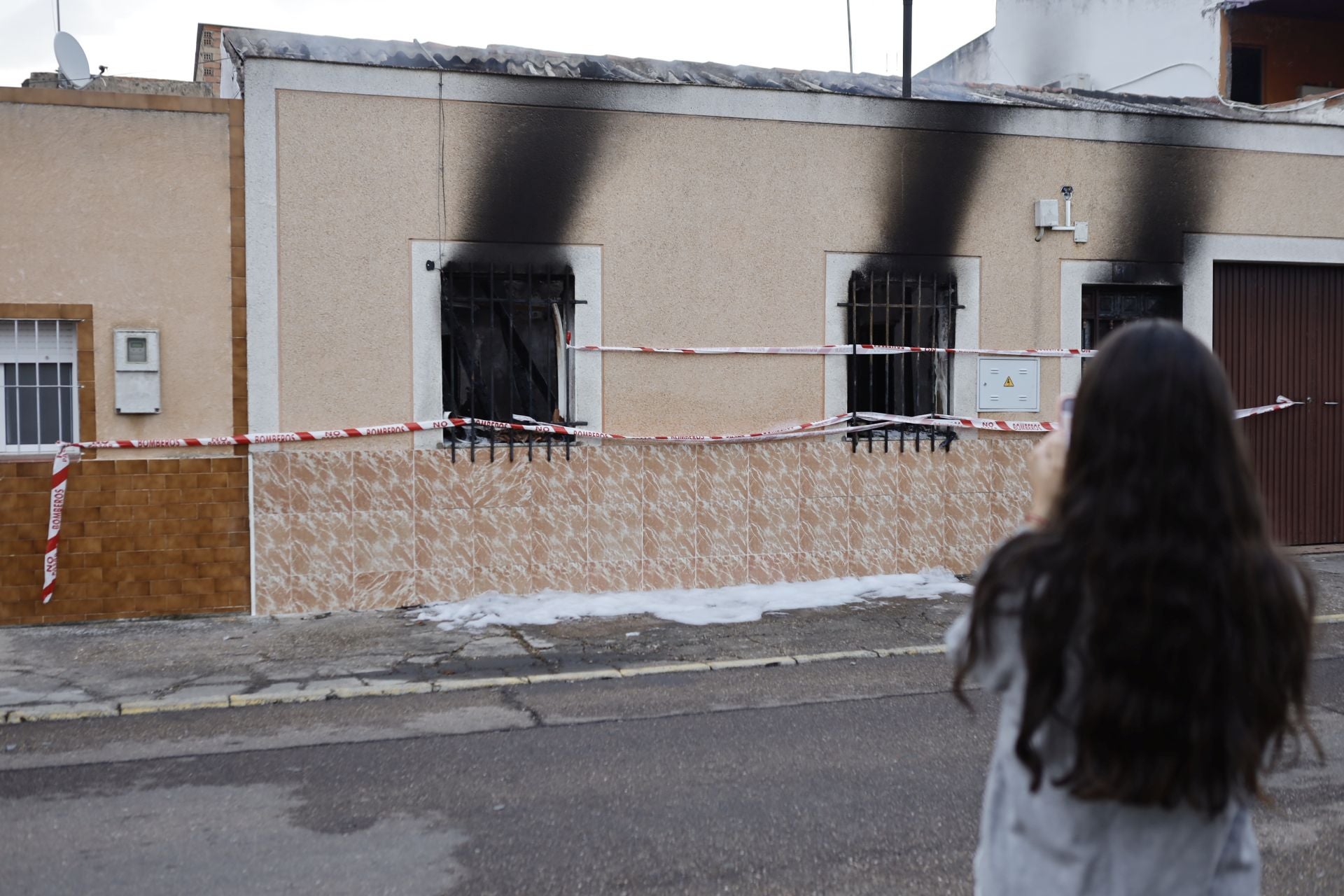 Así ha quedado la vivienda tras el incendio registrado esta madrugada en Badajoz