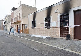 Así ha quedado la vivienda tras el incendio registrado esta madrugada en Badajoz