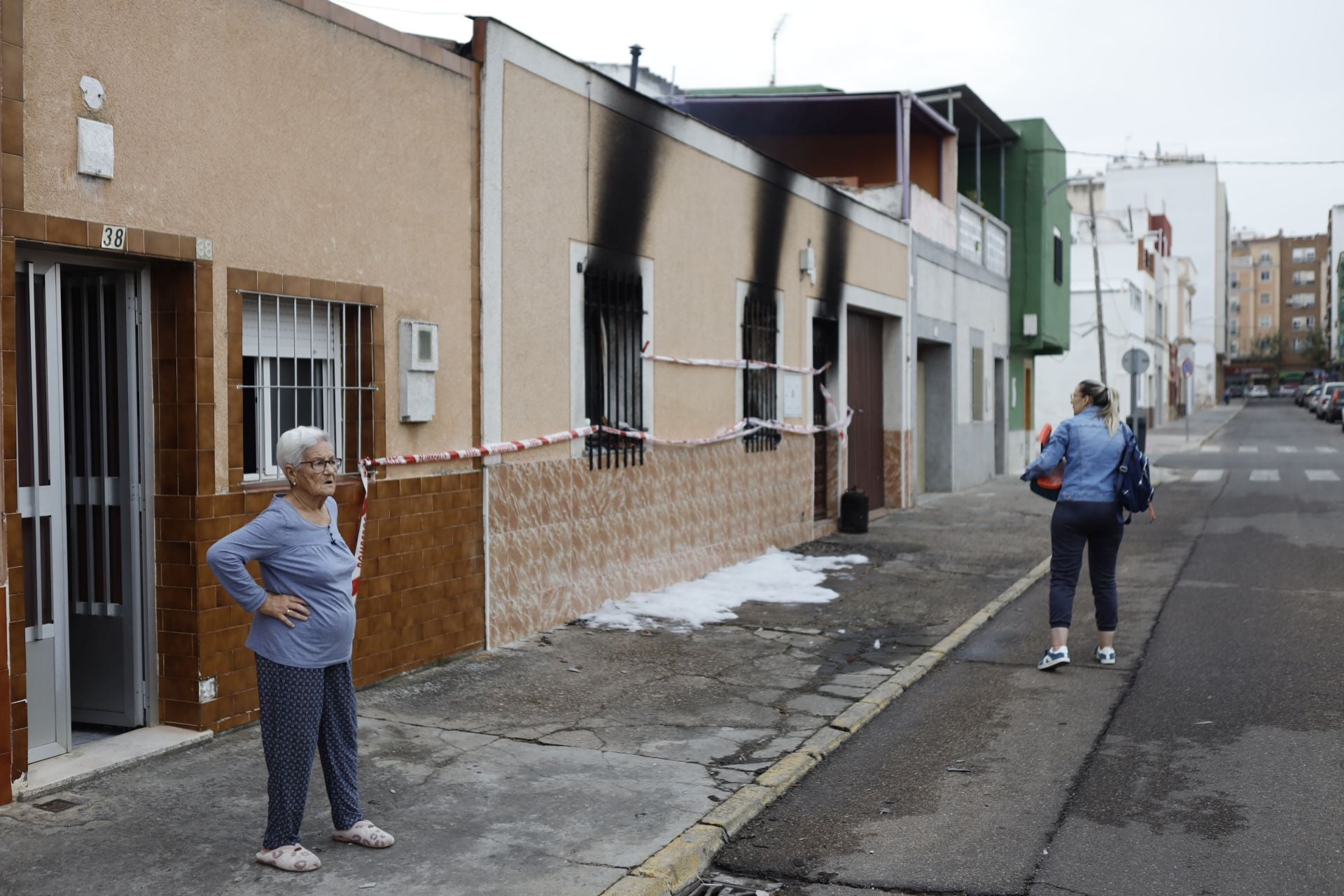 Así ha quedado la vivienda tras el incendio registrado esta madrugada en Badajoz
