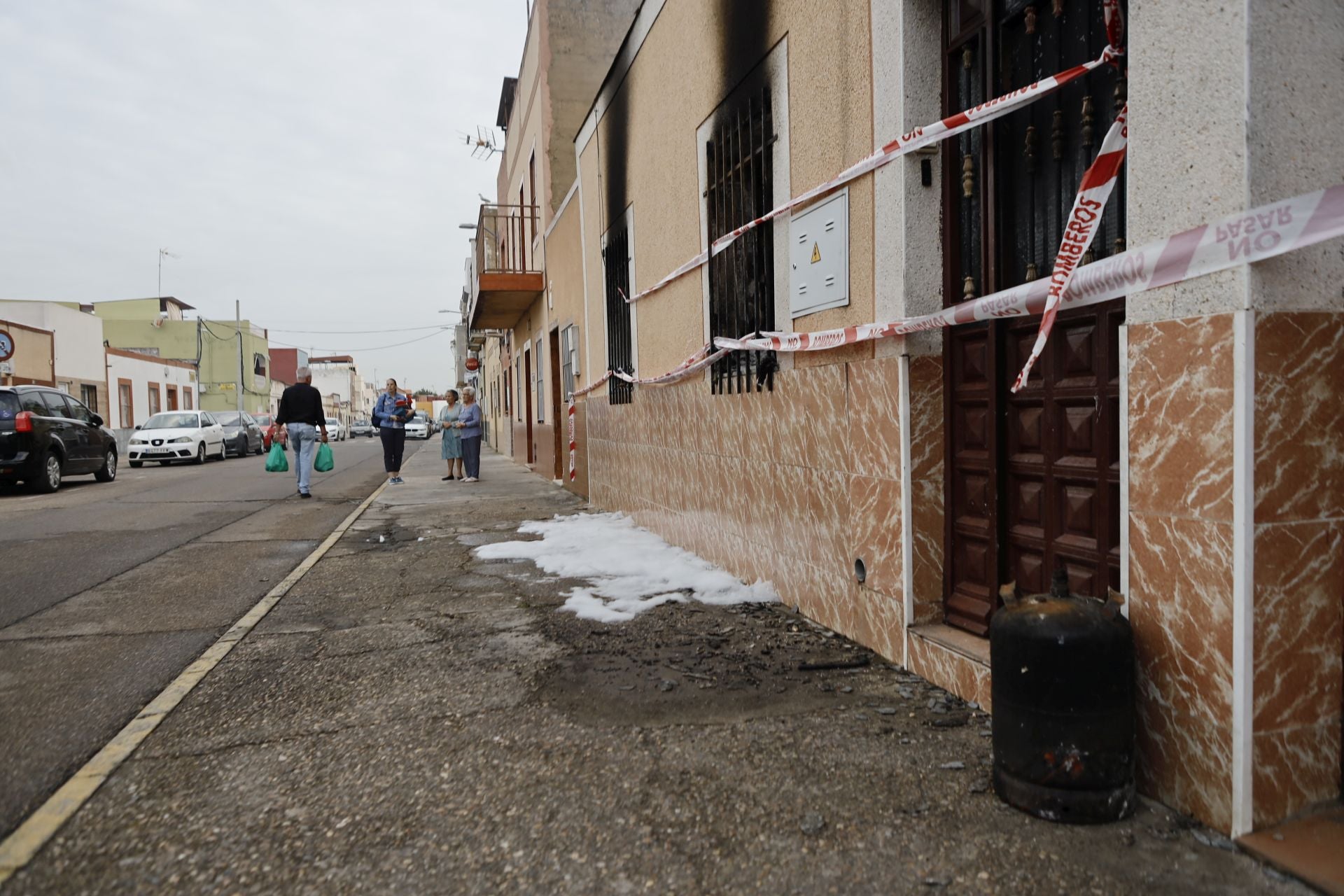 Así ha quedado la vivienda tras el incendio registrado esta madrugada en Badajoz