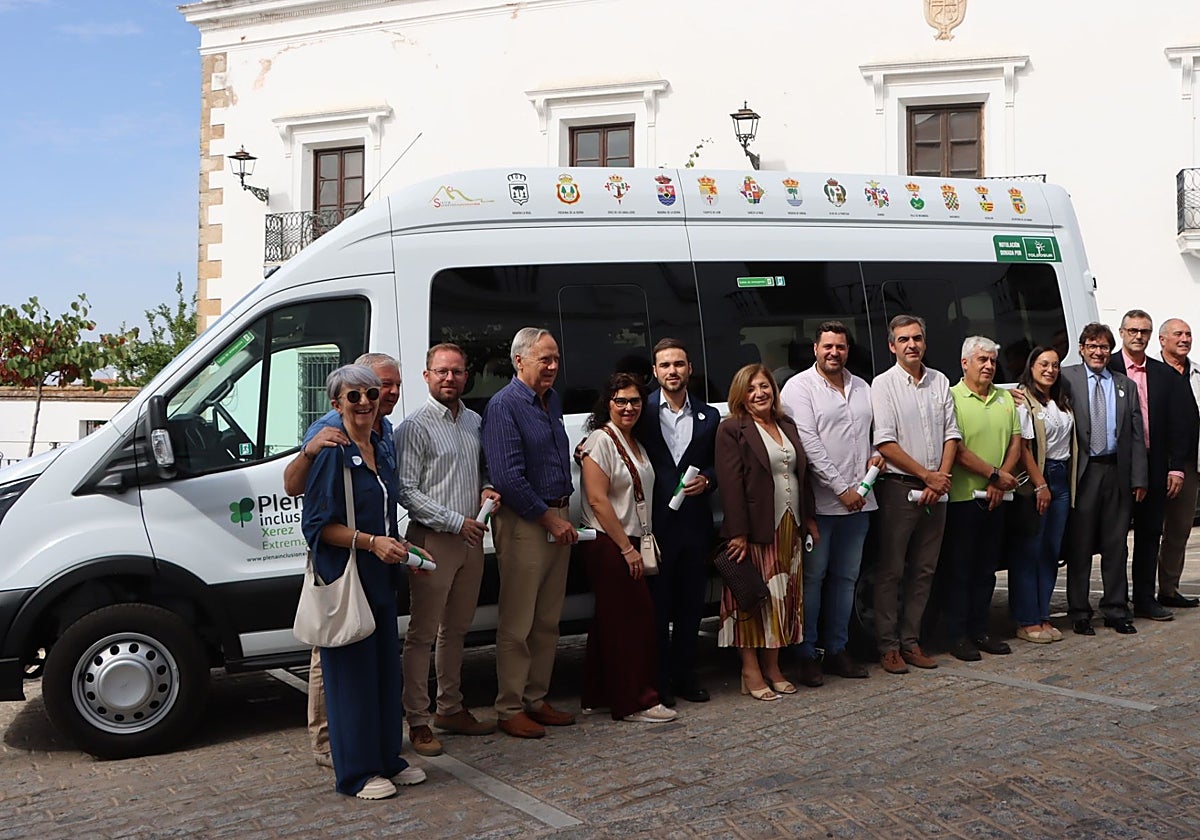 Alcaldes de la Mancomunidad Sierra Suroeste y de otras localidades de la zona con la furgoneta adaptada para Plena Inclusión Xerez, hoy, en Jerez.