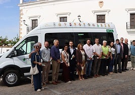 Alcaldes de la Mancomunidad Sierra Suroeste y de otras localidades de la zona con la furgoneta adaptada para Plena Inclusión Xerez, hoy, en Jerez.