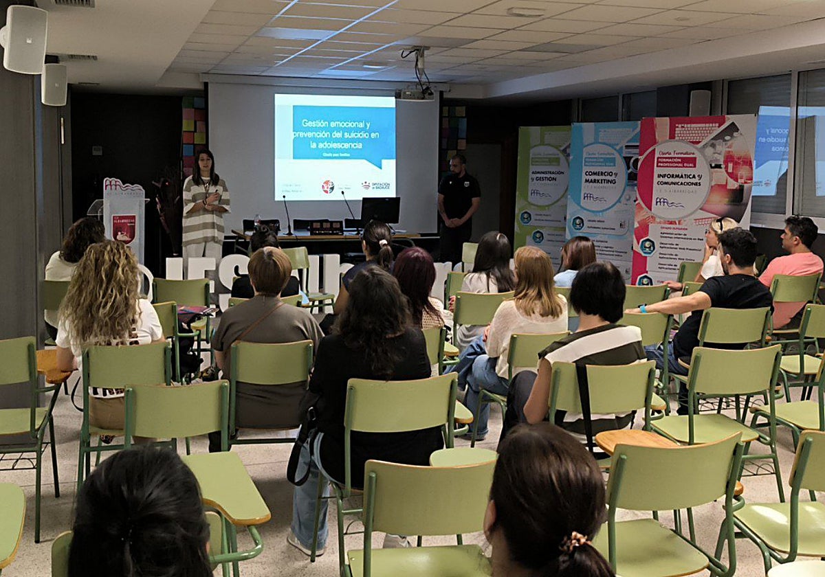 Reunión con padres de alumnos sobre las charlas de bienestar emocional y prevención del suicidio en el IES Albarregas. HOY