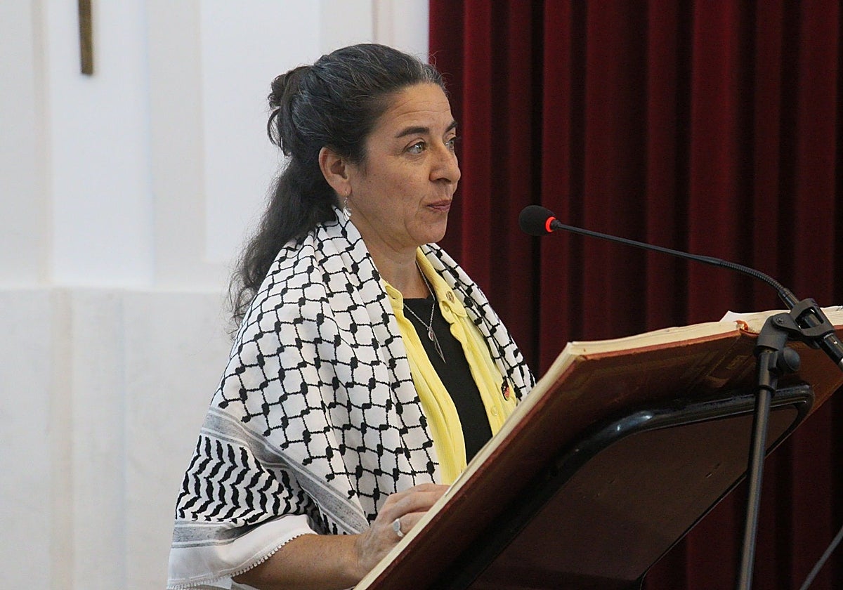 Montserrat Girón, única concejala de Unidas por Mérida en el Pleno emeritense.