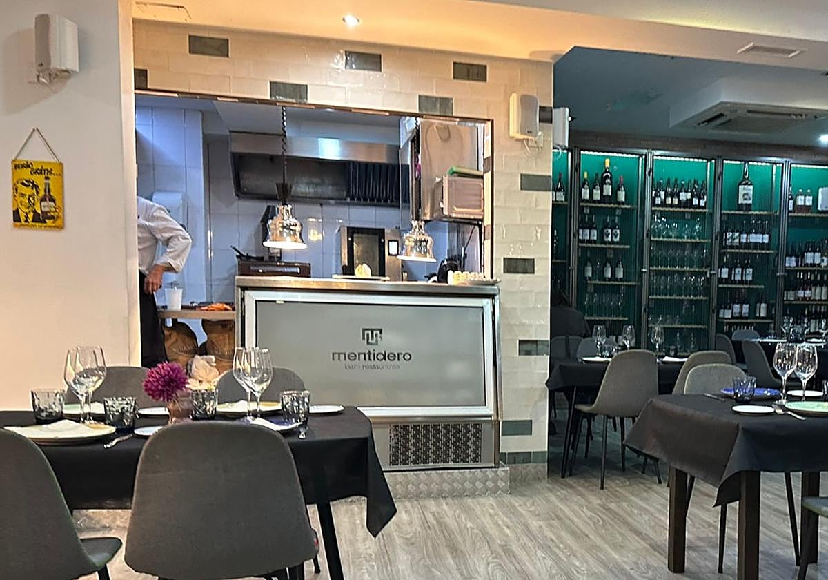 Vista del salón del restaurante Mentidero de Badajoz.