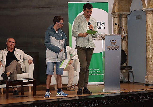Usuarios del centro durante el acto de homenaje.