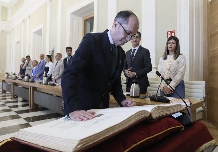 Francisco Flores toma posesión como nuevo concejal de Vox en Cáceres