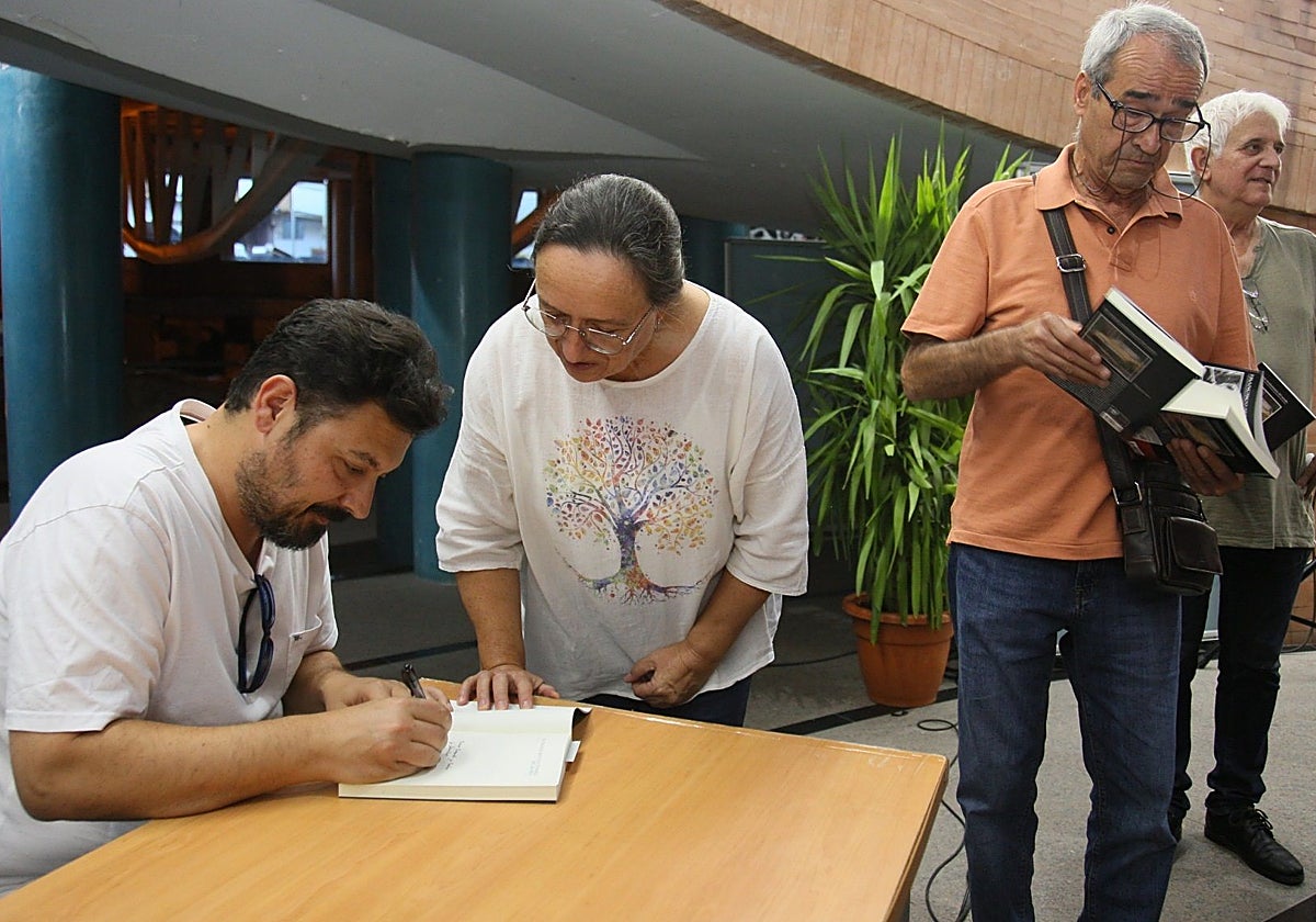 Francisco Serrano firma una novela, esta tarde, en el centro cultural Alcazaba.