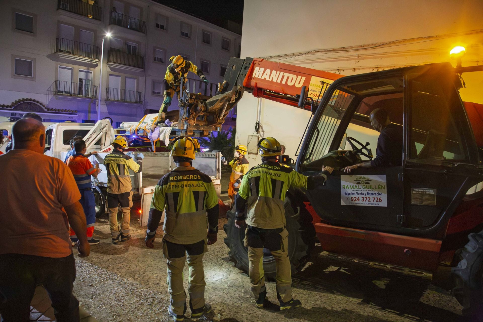 Fotos | Así ha sido el traslado al hospital de Pedro, vecino de Mérida con problemas de obesidad