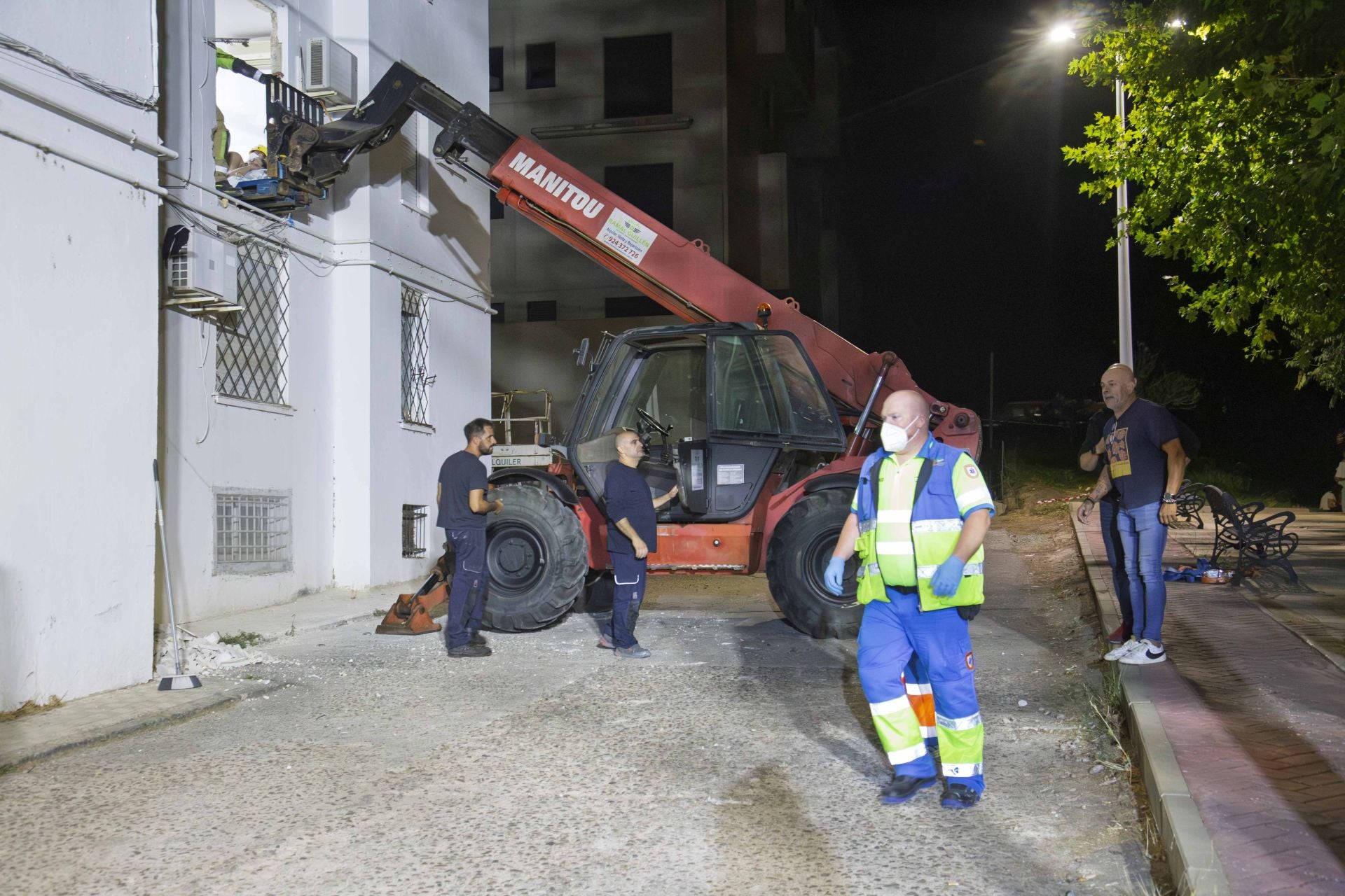 Fotos | Así ha sido el traslado al hospital de Pedro, vecino de Mérida con problemas de obesidad