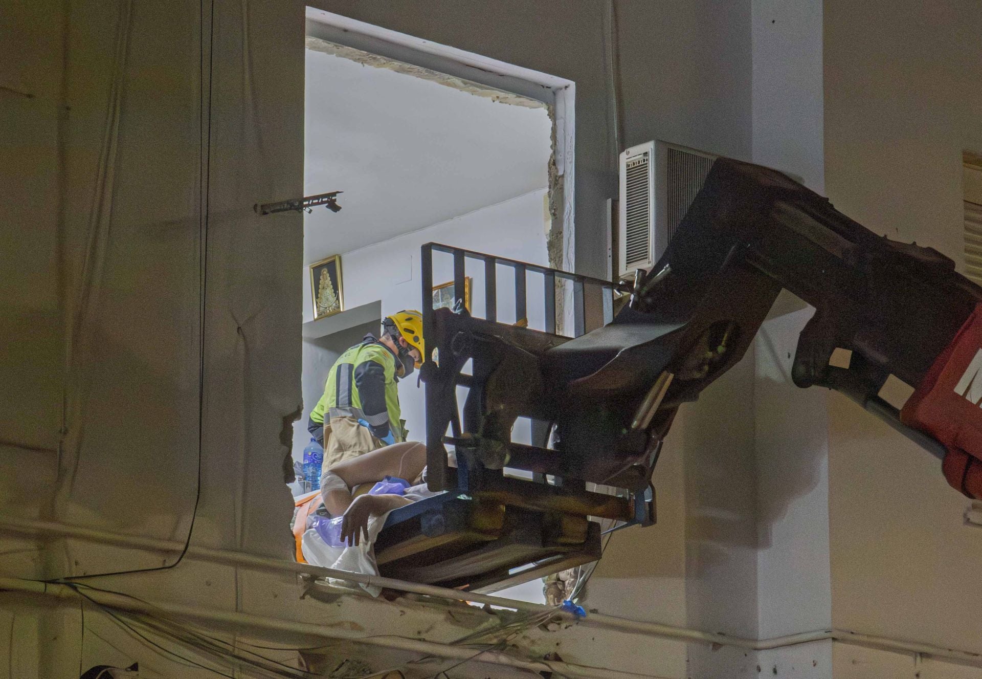 Fotos | Así ha sido el traslado al hospital de Pedro, vecino de Mérida con problemas de obesidad