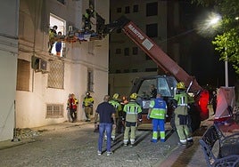 Fotos | Así ha sido el traslado al hospital de Pedro, vecino de Mérida con problemas de obesidad