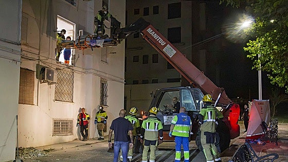 Fotos | Así ha sido el traslado al hospital de Pedro, vecino de Mérida con problemas de obesidad