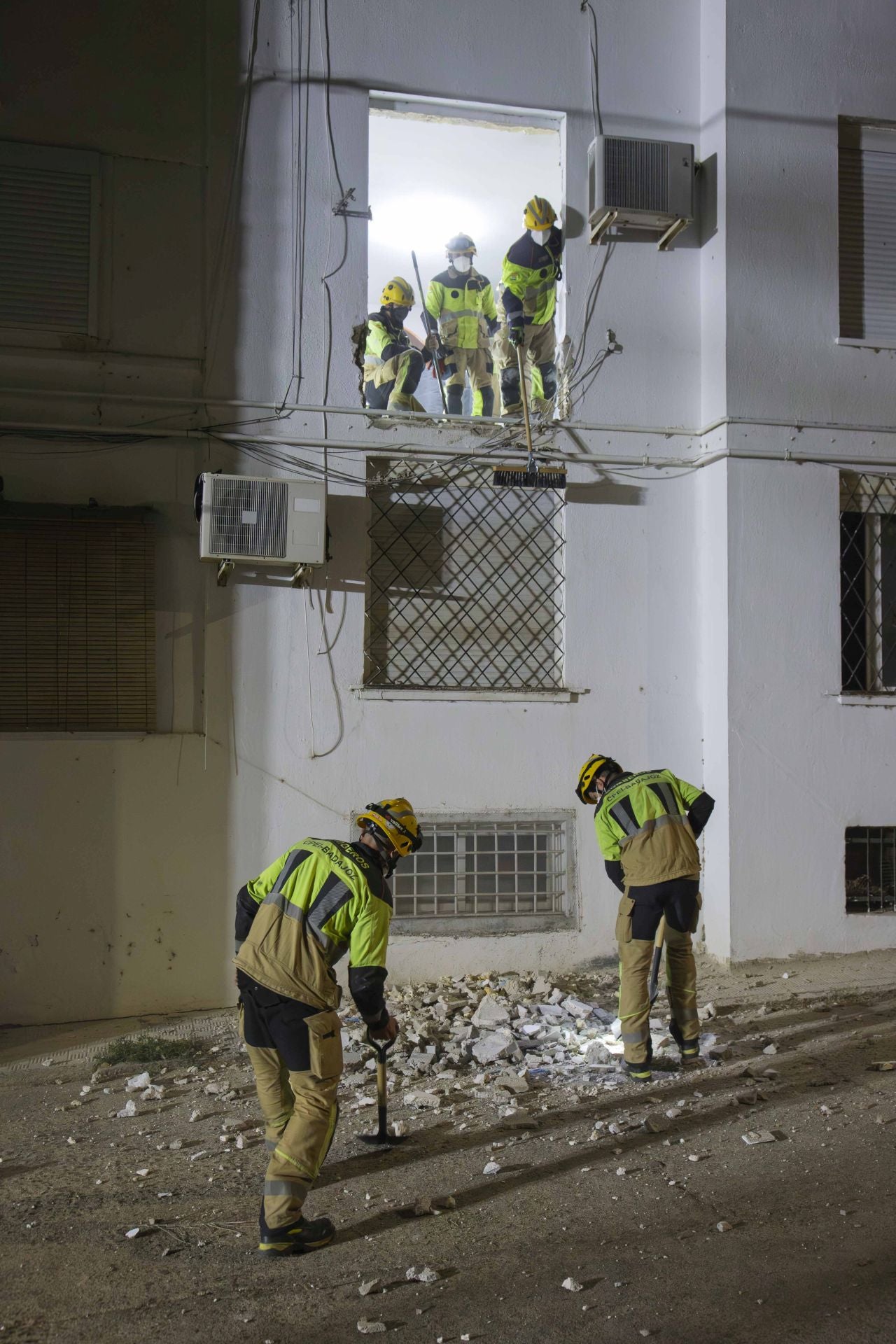 Fotos | Así ha sido el traslado al hospital de Pedro, vecino de Mérida con problemas de obesidad