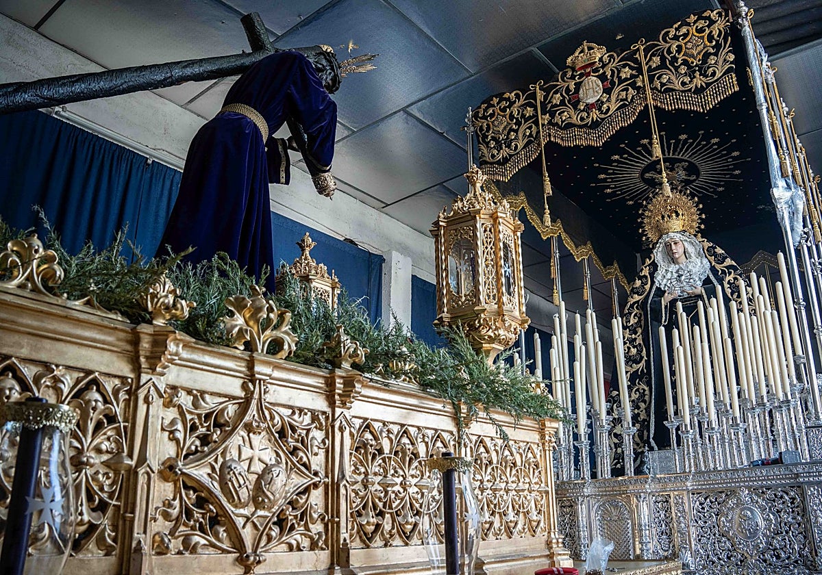 Los pasos de Nuestro Padre Jesús Nazareno y la Virgen de los Dolores, ya listos en Calvario para la procesión extraordinaria.