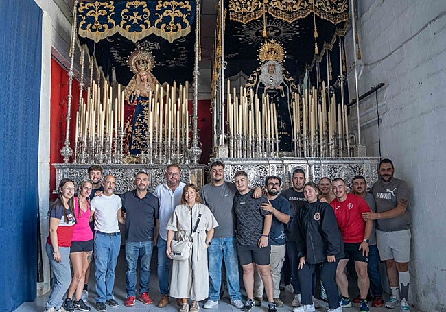 Osuna y Aragoneses, delegada de Semana Santa, junto a hermanos del Calvario y los pasos de La Amargura y la Virgen de los Dolores.