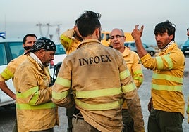 Bomberos del Infoex en el puesto de La Granja durante el incendio de Jarilla.