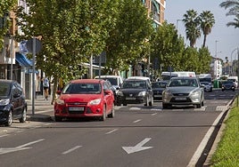 Vehículos estacionados en doble fila, el pasado viernes, en la avenida Juan Carlos I, en La Antigua.