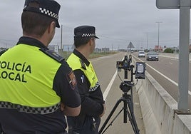 Agentes de la Policía Local con un radar móvil.