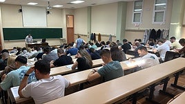 Aspirantes para ser policía local realizan el test de 100 preguntas en la mañana de este sábado.