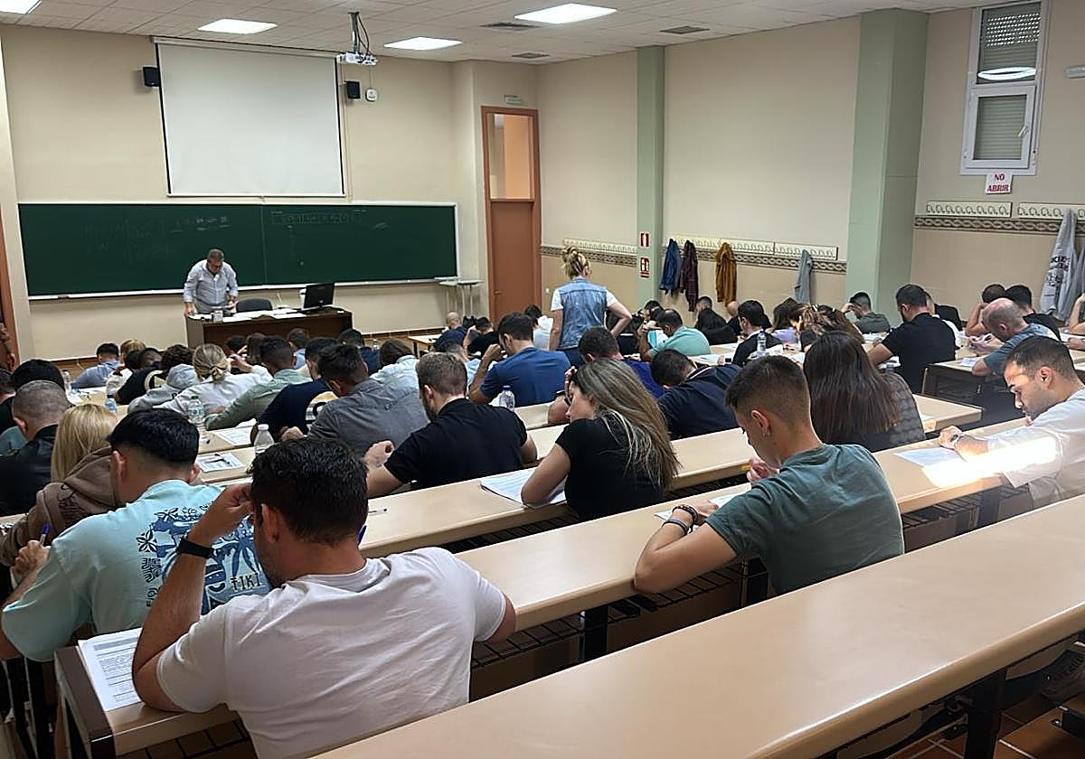 Aspirantes para ser policía local realizan el test de 100 preguntas en la mañana de este sábado.