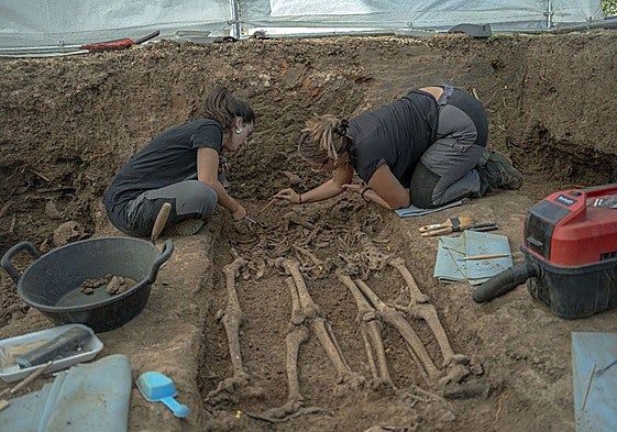 Trabajos en una de las fosas del cementerio de Bodonal de la Sierra.