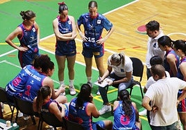 Adrijana Knežević da instrucciones a sus jugadoras.