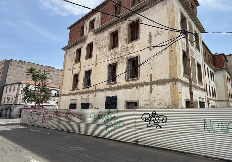 El PSOE de Plasencia alerta del riesgo de mantener las vallas en la obra de los pabellones