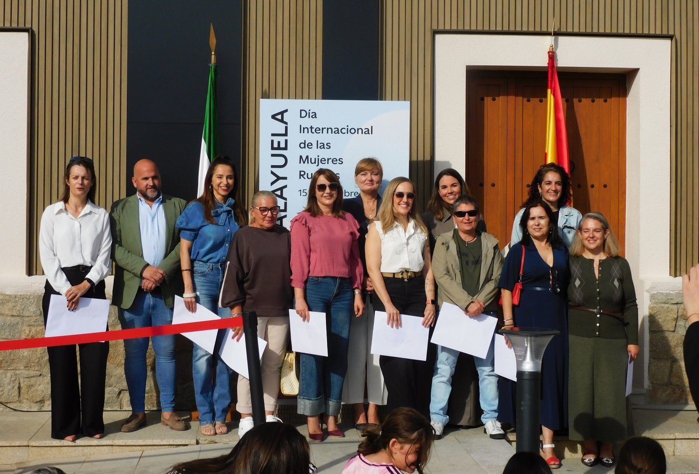 Las homenajeadas con los organizadores de la muestra.